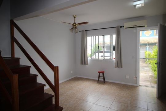 Sala de casa de condomínio à venda com 3 quartos, 80m² em Humaitá, Porto Alegre
