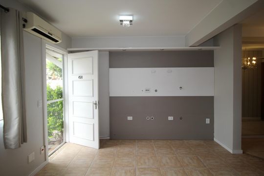 Sala de casa de condomínio à venda com 3 quartos, 80m² em Humaitá, Porto Alegre