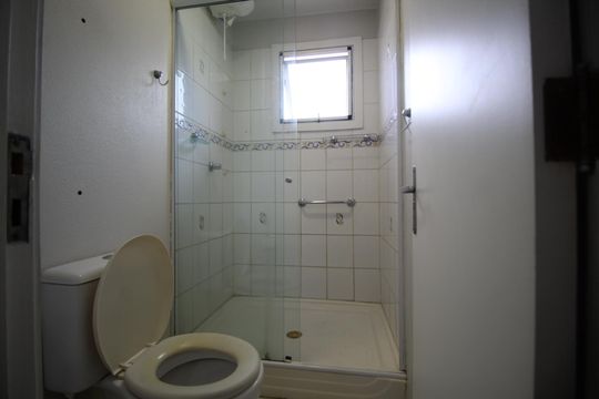 Banheiro de casa de condomínio à venda com 3 quartos, 80m² em Humaitá, Porto Alegre