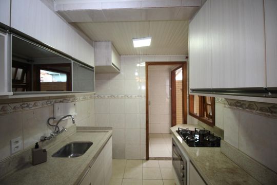 Cozinha de casa de condomínio à venda com 3 quartos, 80m² em Humaitá, Porto Alegre