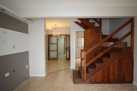 Sala de casa de condomínio à venda com 3 quartos, 80m² em Humaitá, Porto Alegre