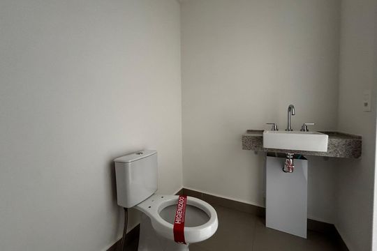 Banheiro de kitnet/studio à venda com 1 quarto, 32m² em Pinheiros, São Paulo