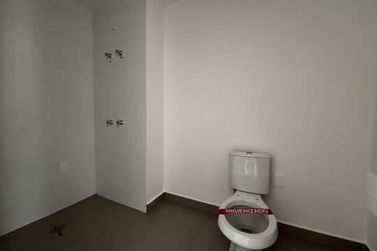 Banheiro de kitnet/studio à venda com 1 quarto, 32m² em Pinheiros, São Paulo