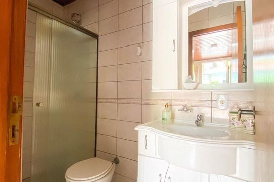 Banheiro 1 de casa para alugar com 3 quartos, 243m² em Marechal Rondon, Canoas