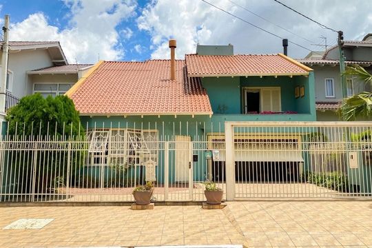 Fachada  de casa à venda com 3 quartos, 243m² em Marechal Rondon, Canoas