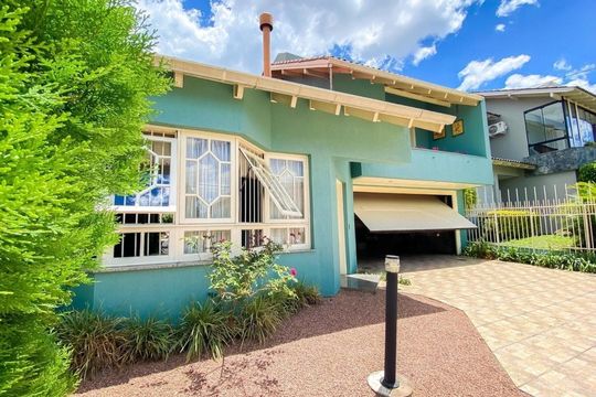 Área Externa  de casa à venda com 3 quartos, 243m² em Marechal Rondon, Canoas