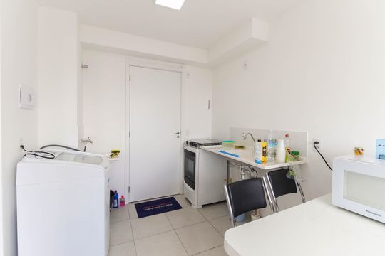 Sala - Cozinha de apartamento para alugar com 2 quartos, 31m² em Vila Carmosina, São Paulo
