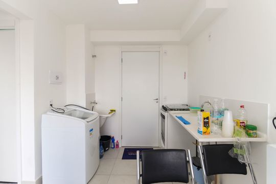 Sala - Cozinha de apartamento para alugar com 2 quartos, 31m² em Vila Carmosina, São Paulo