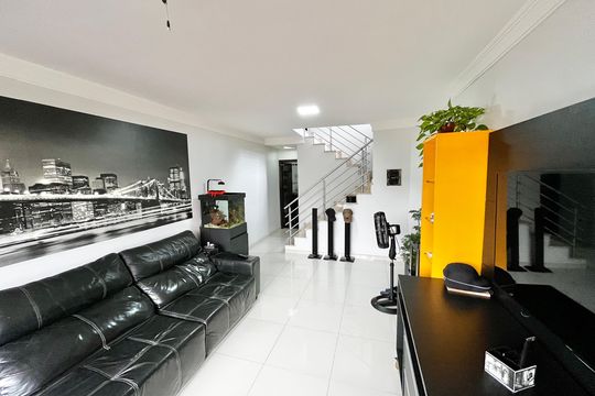 Casa à venda com 3 quartos, 160m² em Vila Roque, São Paulo