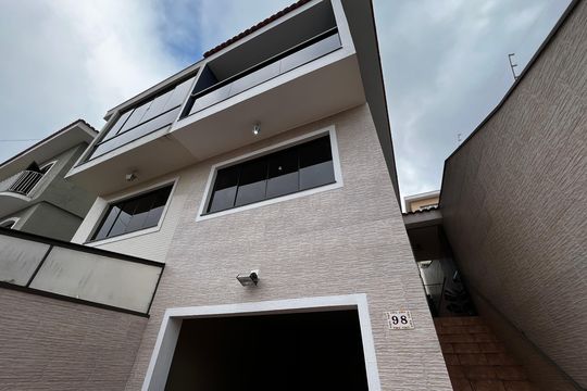 Fachada de casa à venda com 3 quartos, 160m² em Vila Roque, São Paulo