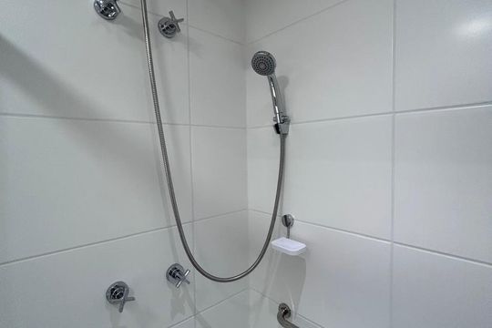 Banheiro de kitnet/studio à venda com 1 quarto, 30m² em Jardim das Acacias, São Paulo