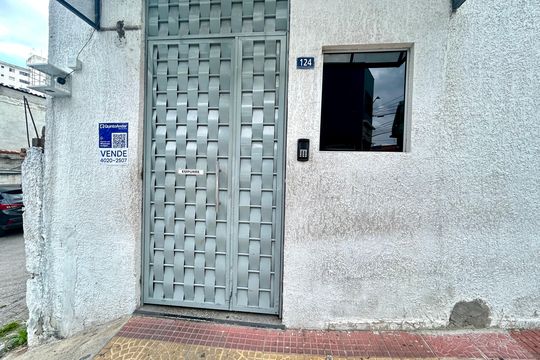 Placa instalada na fachada do imóvel de kitnet/studio à venda com 1 quarto, 24m² em Centro, Guarulhos