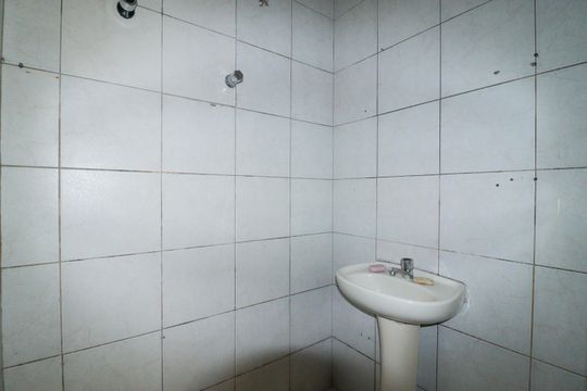Banheiro de kitnet/studio para alugar com 0 quarto, 30m² em Santana, São Paulo