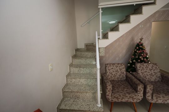 SALA TV / ESCADA de casa para alugar com 3 quartos, 220m² em Parque Novo Oratório, Santo André