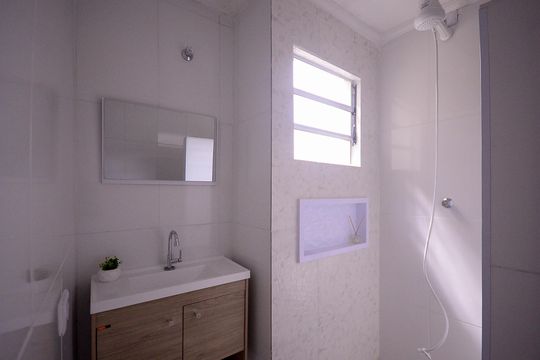 Banheiro  de kitnet/studio para alugar com 1 quarto, 20m² em São João Climaco, São Paulo