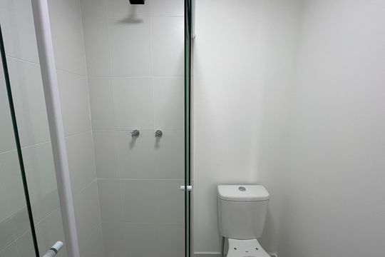 Banheiro de kitnet/studio para alugar com 1 quarto, 29m² em Butantã, São Paulo