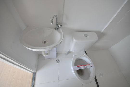 Banheiro de kitnet/studio para alugar com 1 quarto, 16m² em Vila Nilo, São Paulo