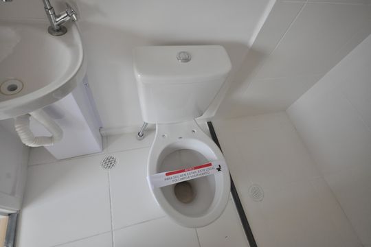 Banheiro de kitnet/studio para alugar com 1 quarto, 16m² em Vila Nilo, São Paulo