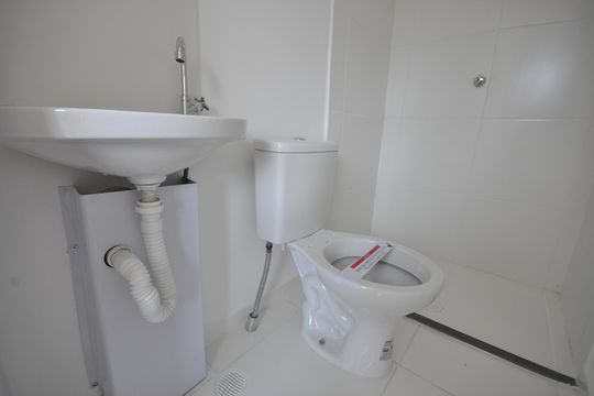 Banheiro de kitnet/studio para alugar com 1 quarto, 16m² em Vila Nilo, São Paulo