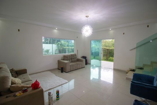 Casa de Condomínio para alugar com 4 quartos, 900m² em  Recanto das Emas, Brasília