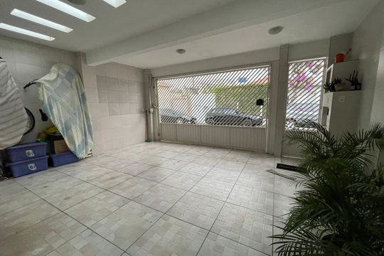 Garagem de casa à venda com 4 quartos, 250m² em Ferreira, São Paulo