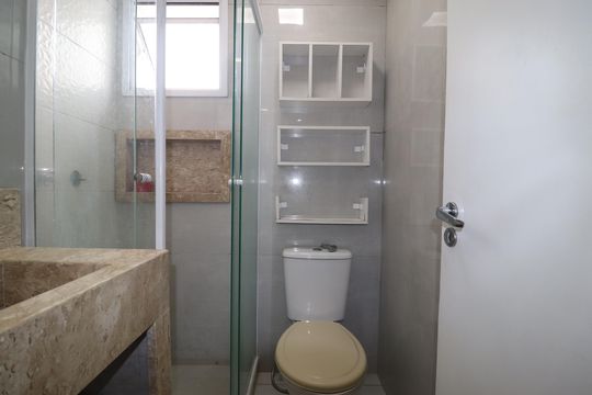 Banheiro de apartamento à venda com 2 quartos, 44m² em Jardim Utinga, Santo André