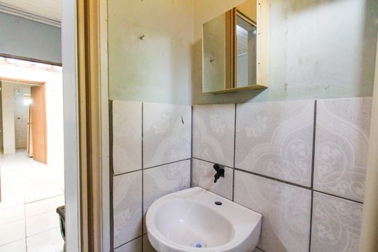 Banheiro de kitnet/studio para alugar com 1 quarto, 20m² em Mathias Velho, Canoas