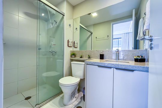 Banheiro social de kitnet/studio para alugar com 1 quarto, 28m² em Pinheiros, São Paulo
