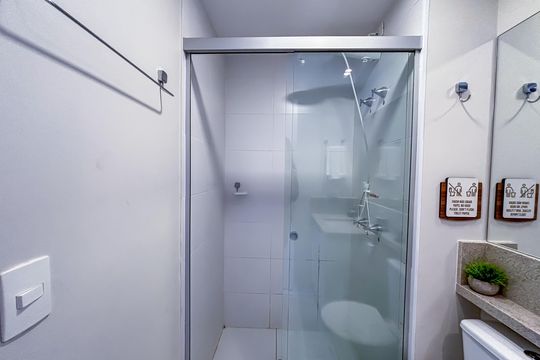 Banheiro social de kitnet/studio para alugar com 1 quarto, 28m² em Pinheiros, São Paulo