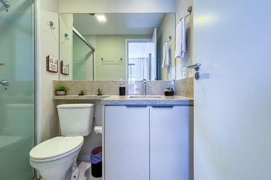 Banheiro social de kitnet/studio para alugar com 1 quarto, 28m² em Pinheiros, São Paulo