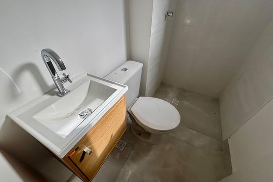 Banheiro social de apartamento para alugar com 1 quarto, 33m² em Cidade Antônio Estêvão de Carvalho, São Paulo