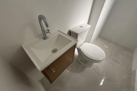 Banheiro social de apartamento para alugar com 2 quartos, 37m² em Cidade Antônio Estêvão de Carvalho, São Paulo