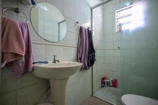 Banheiro de casa à venda com 2 quartos, 79m² em Parque Monte Alegre, Taboão da Serra
