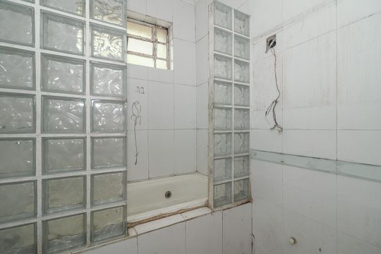Banheiro de apartamento à venda com 3 quartos, 74m² em Petrópolis, Porto Alegre