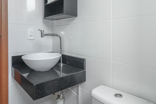 Banheiro de apartamento à venda com 2 quartos, 49m² em Chácara das Pedras, Porto Alegre