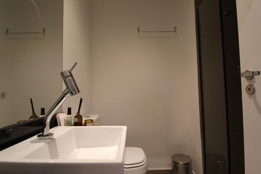 Banheiro de kitnet/studio para alugar com 1 quarto, 35m² em Indianópolis, São Paulo