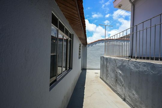 Quintal Edícula  de casa à venda com 4 quartos, 287m² em Parque Pinheiros, Taboão da Serra