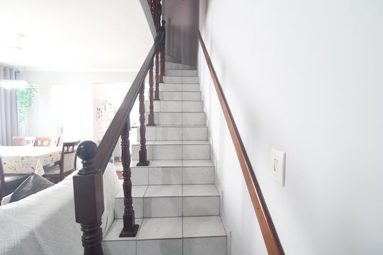 Escada de casa à venda com 3 quartos, 115m² em Vila Marari, São Paulo