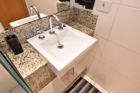 Banheiro de kitnet/studio para alugar com 1 quarto, 38m² em Bairro Alto, Curitiba