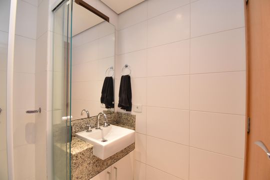 Banheiro de kitnet/studio para alugar com 1 quarto, 38m² em Bairro Alto, Curitiba