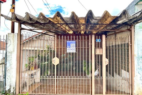 Placa instalada na fachada do imóvel  de casa à venda com 3 quartos, 134m² em Parque Santo Antonio, Guarulhos