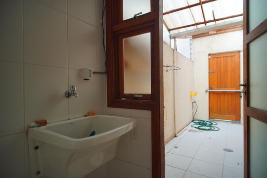 Área de Serviço de casa à venda com 4 quartos, 225m² em Chácara das Pedras, Porto Alegre