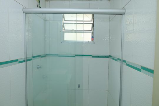 Banheiro de apartamento para alugar com 2 quartos, 45m² em Vila Raquel, São Paulo