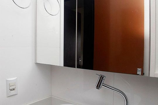 Banheiro de apartamento à venda com 1 quarto, 41m² em Partenon, Porto Alegre