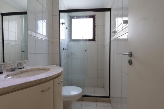Banheiro de apartamento à venda com 2 quartos, 101m² em Vila Suzana, São Paulo