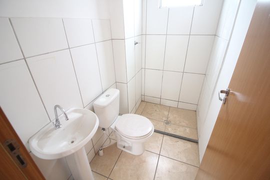 Banheiro de apartamento para alugar com 2 quartos, 48m² em Califórnia, Contagem