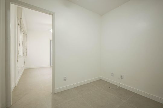 Sala de kitnet/studio à venda com 1 quarto, 33m² em Vila Ipiranga, Porto Alegre
