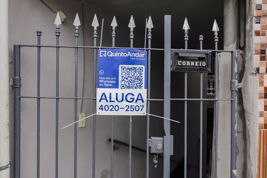 Placa instalada no portão do imóvel - Código FPOT-787 de casa para alugar com 2 quartos, 85m² em Jardim Sao Pedro, São Paulo