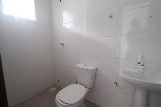 Banheiro kit net 03 de casa de condomínio para alugar com 9 quartos, 290m² em Santo Afonso, Novo Hamburgo