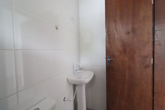 Banheiro kit net 03 de casa de condomínio para alugar com 9 quartos, 290m² em Santo Afonso, Novo Hamburgo